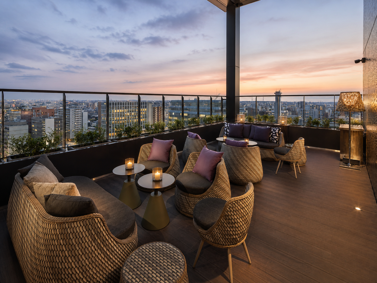 Vistas panorámicas al atardecer: el diseño exterior de la terraza del RoofTerrace Bar en el Hyatt Centric Kanazawa.