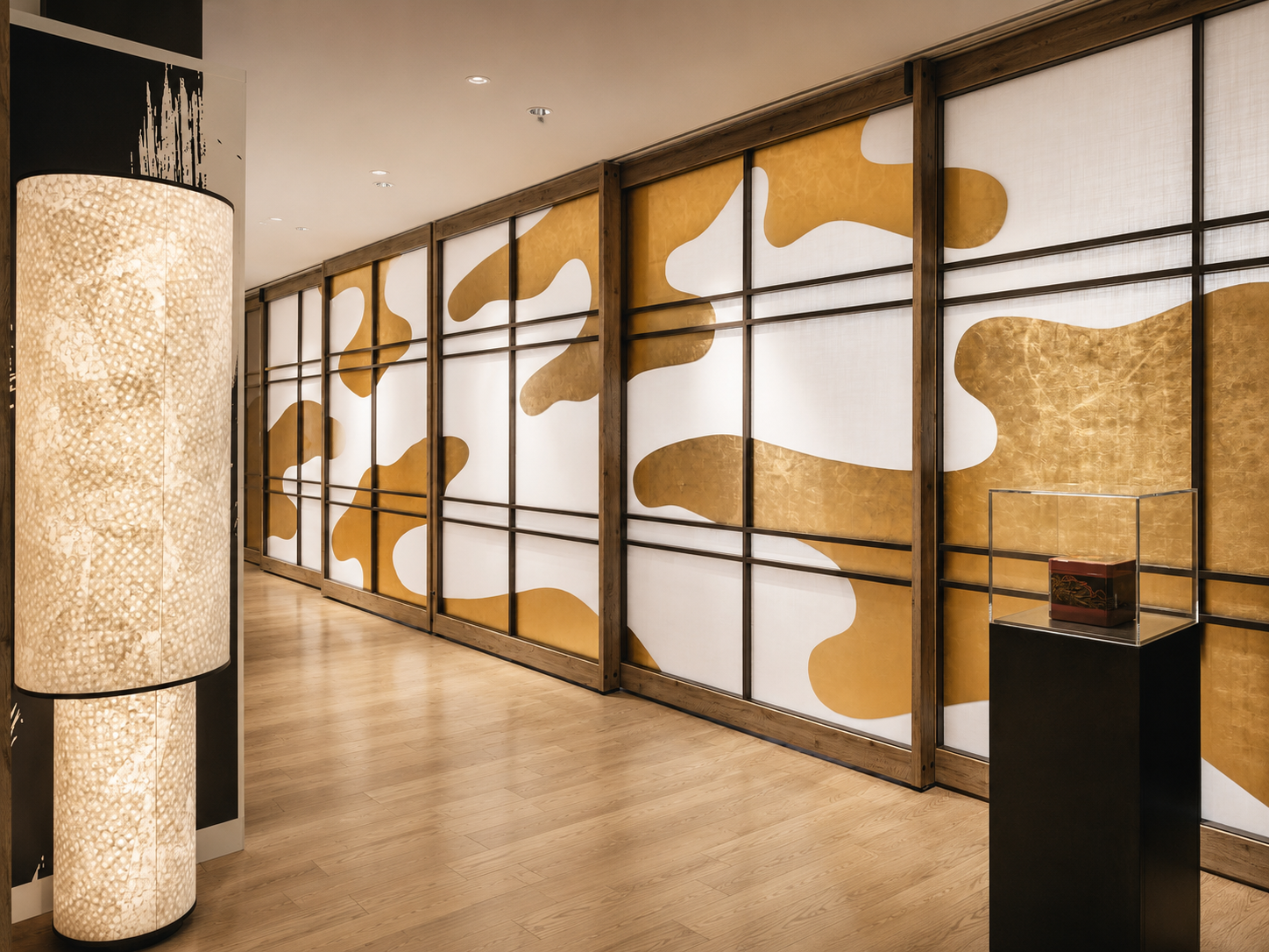 Tradición artesanal en el Hyatt Centric Kanazawa: paneles shoji contemporáneos decorados con pan de oro.