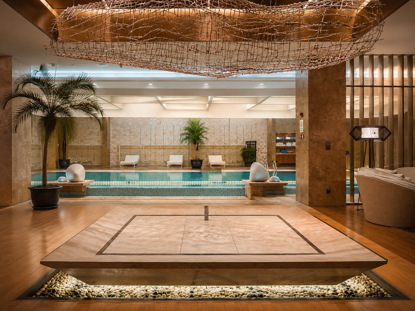 Un Viaje al Interior: La Fusión de la Piscina y el Santuario Wellness del Spa