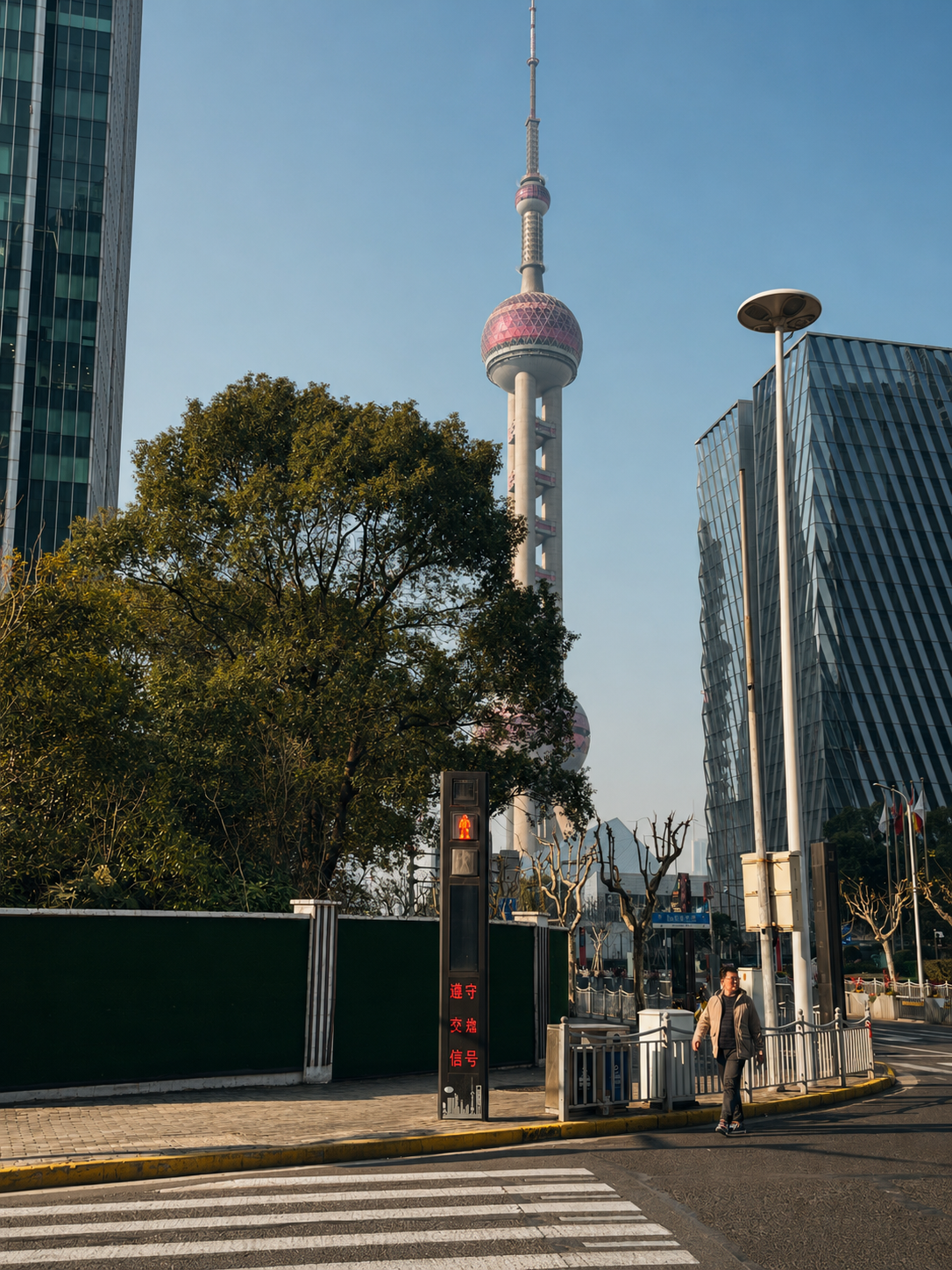 El Pulso de la Vanguardia: Caminando Entre Gigantes en Pudong