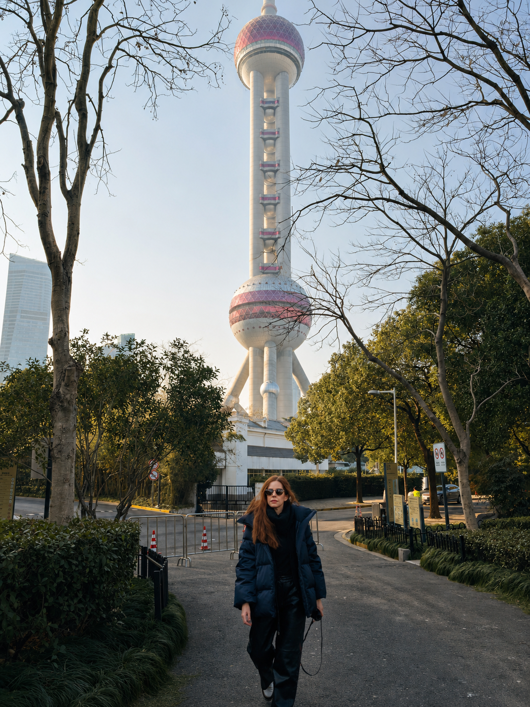 A los Pies de un Icono: Explorando el Corazón de Pudong