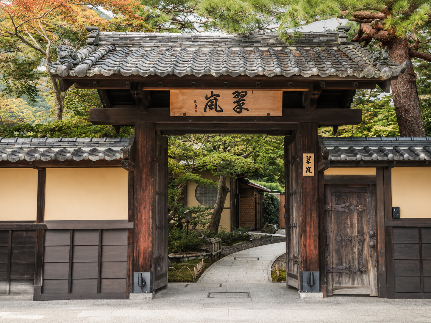 entrada-principal-hotel-desde-calle-Surian-kioto.png