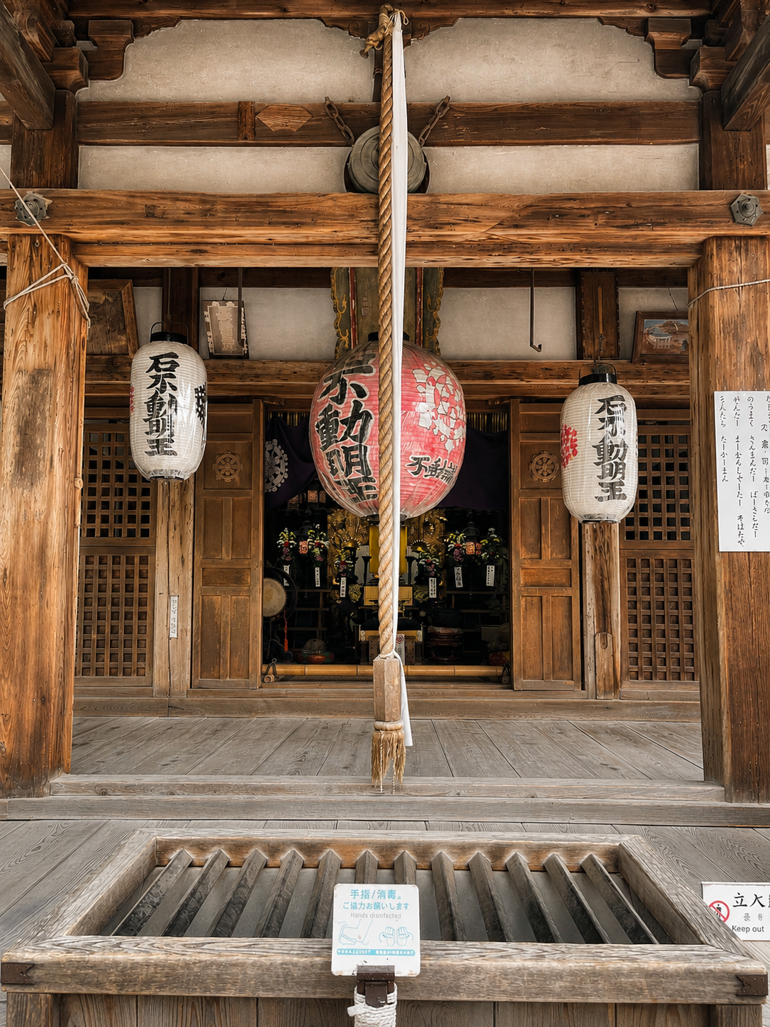 La Puerta a la Contemplación: El Portal del Templo Japonés