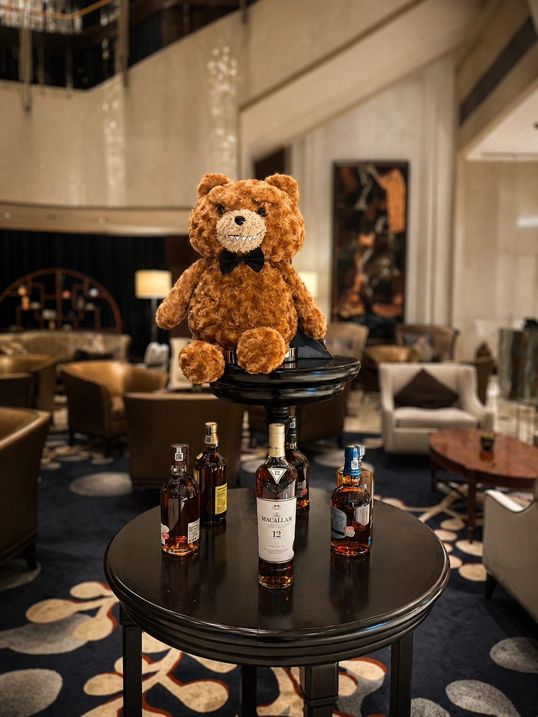 Un rincón divino del lobby donde el licor se vuelve arte