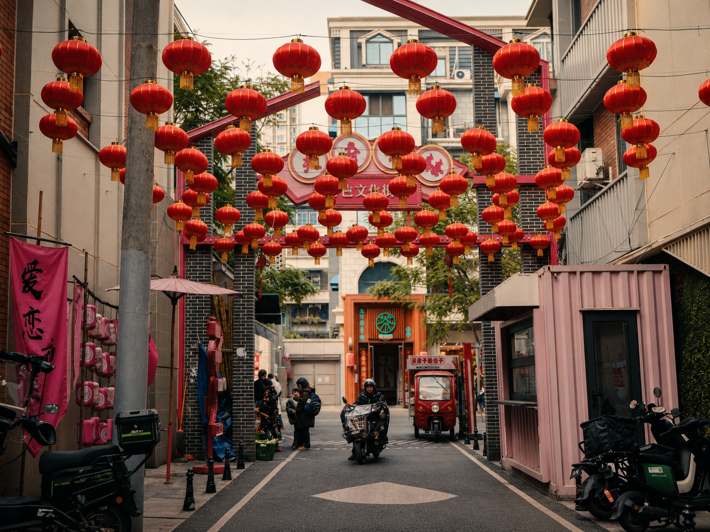 Una calle de Chengdu iluminada por faroles rojos