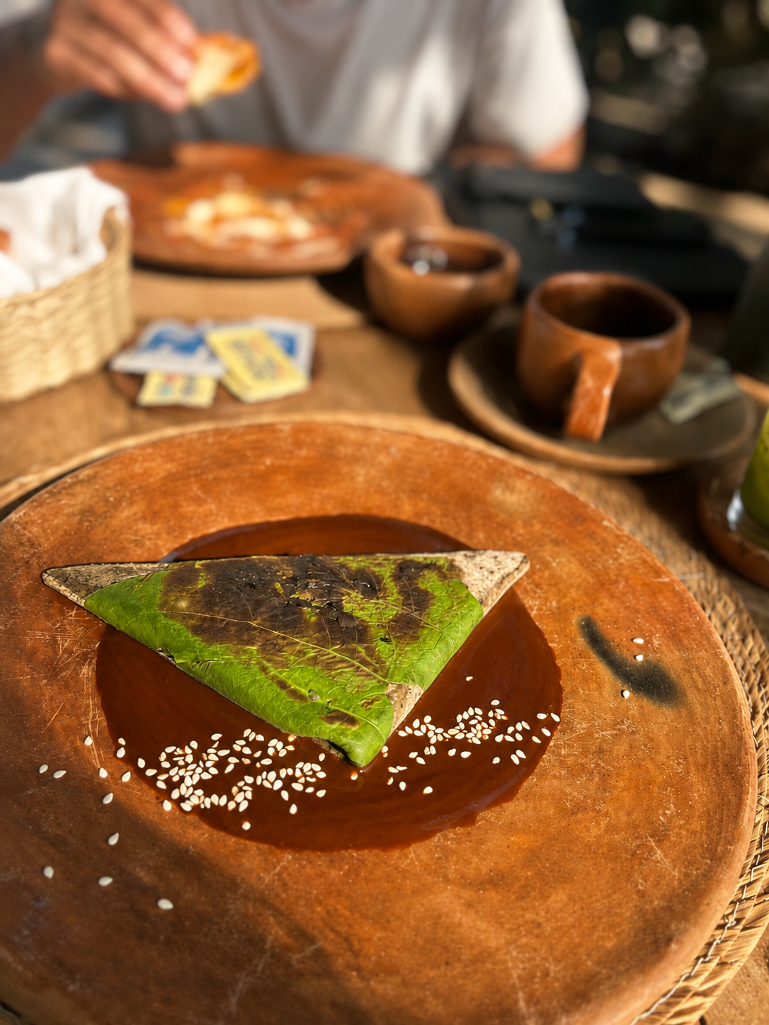 La mañana en la costa inicia con el aroma reconfortante del maíz criollo sobre el comal de barro tradicional. Esta tetela, una joya de la cocina honesta de Mesa Del Sol, es un tributo a la herencia ancestral de Oaxaca