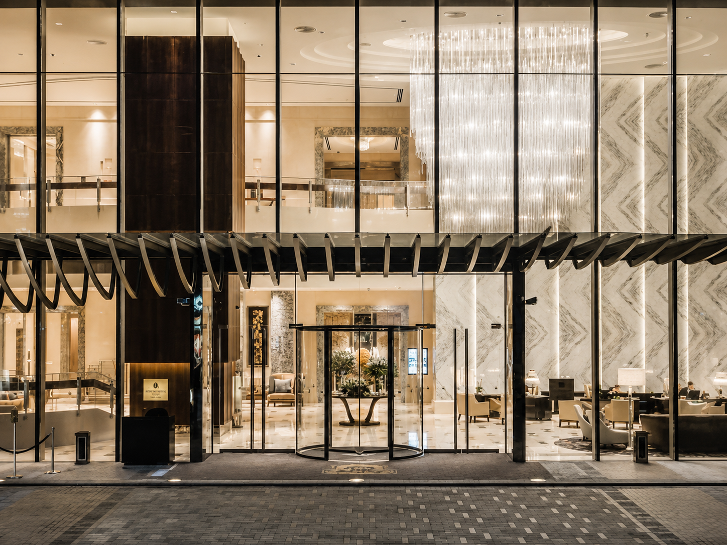 La majestuosa fachada de The St. Regis Chengdu captura la esencia del lujo moderno entrelazado con toques clásicos Art Déco.