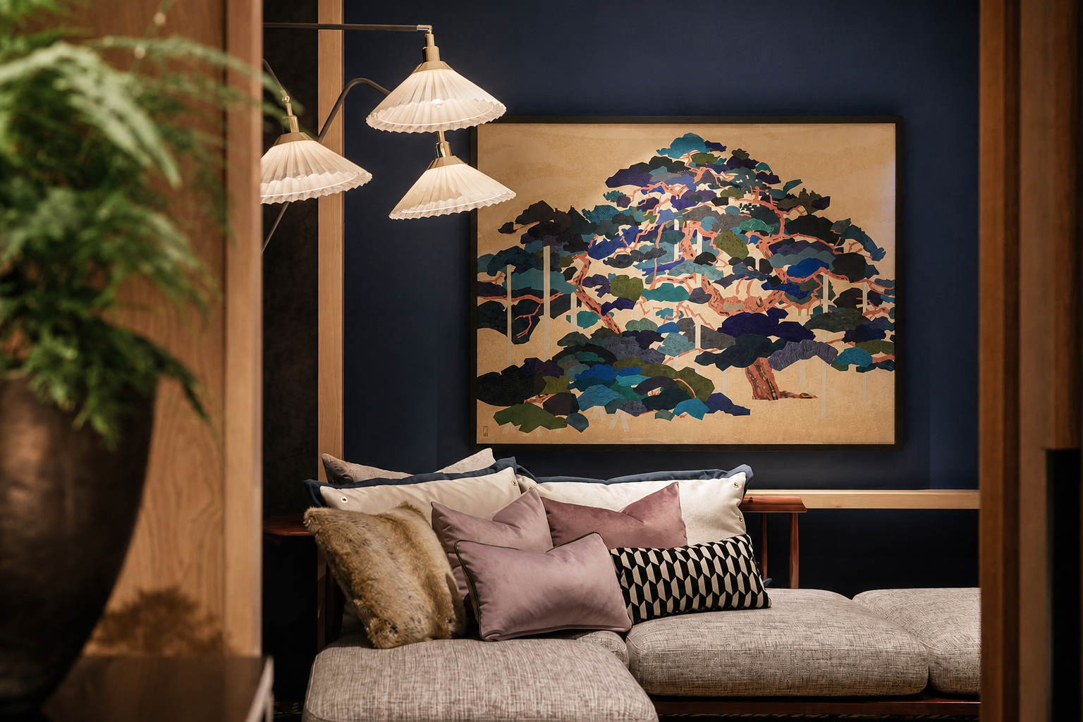 Sofá minimalista con cojines texturizados y mural de arte japonés contemporáneo en una suite de lujo del hotel Hyatt Centric Kanazawa.