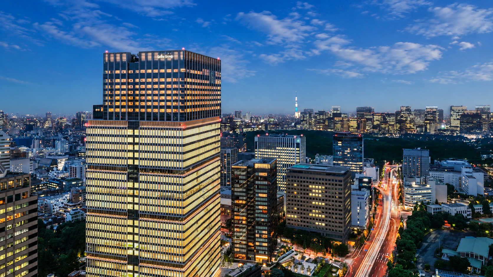 Rascacielos de The Prince Gallery Tokyo Kioicho y vistas espectaculares del skyline de Tokio al atardecer.
