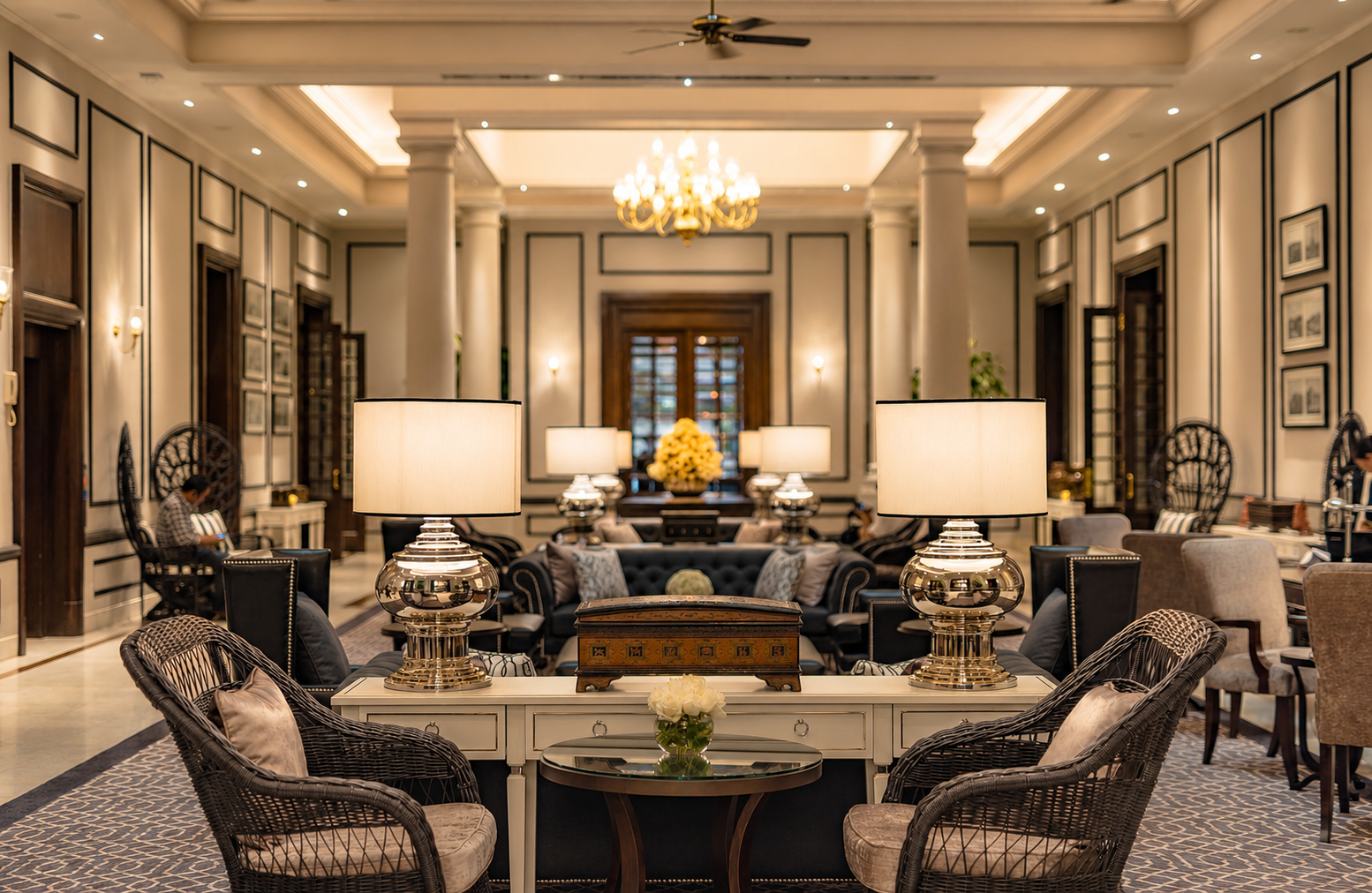 Diseño de interiores del lobby de The Strand Hotel en Yangon, mostrando lámparas clásicas, techos altos y mobiliario de lujo silencioso.