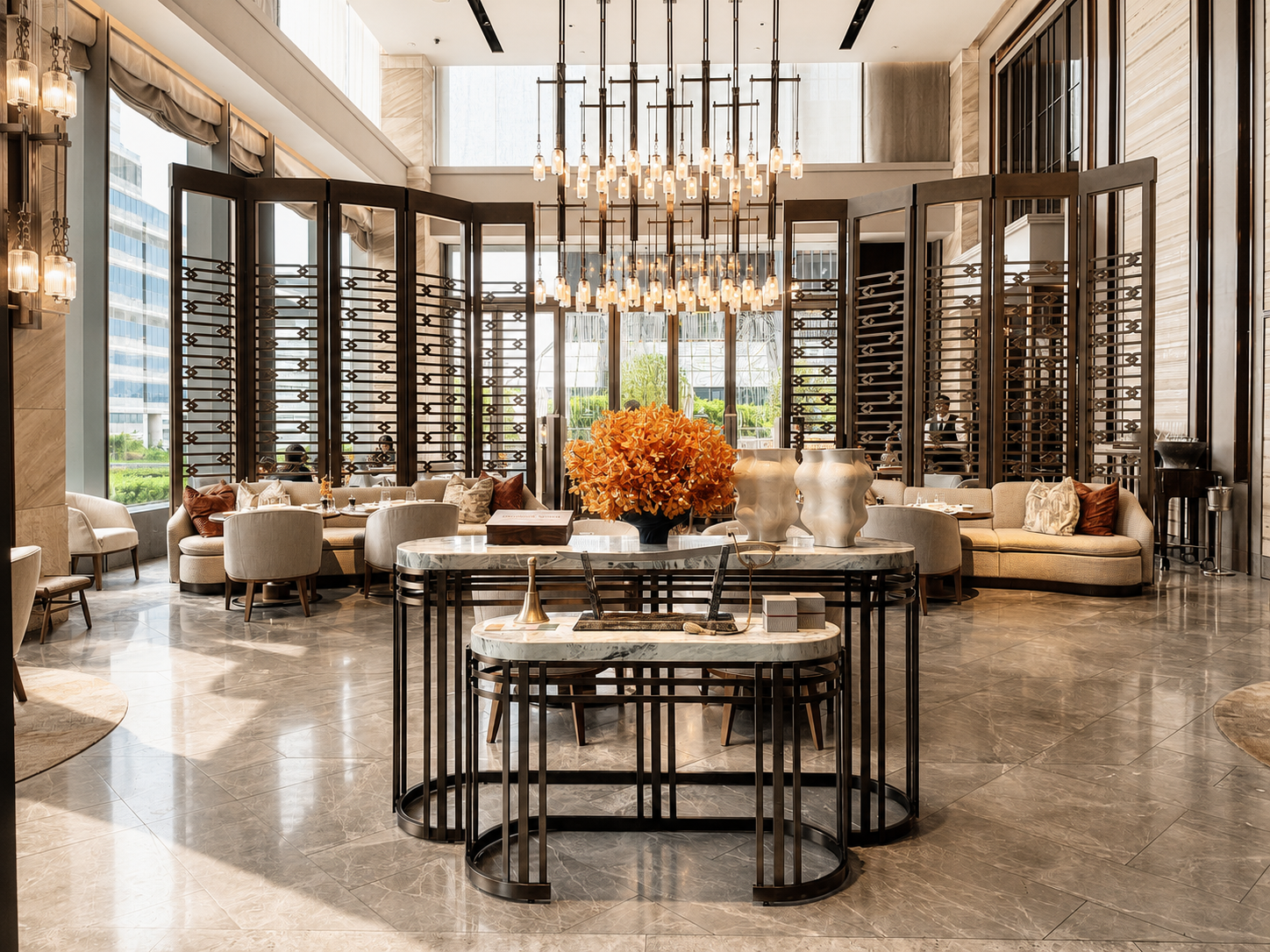 Lobby de The St. Regis Hong Kong con diseño residencial de André Fu, mármol y arquitectura de doble altura