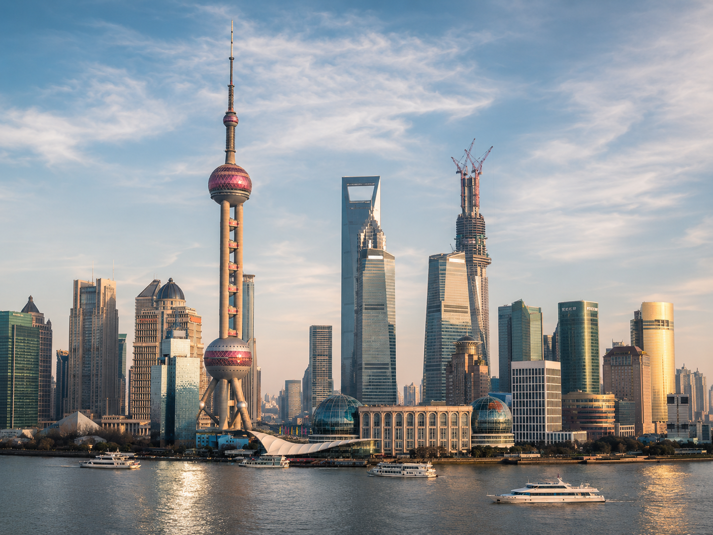 Vista panorámica del skyline de Pudong y el río Huangpu frente al hotel de lujo Mandarin Oriental Shanghái.