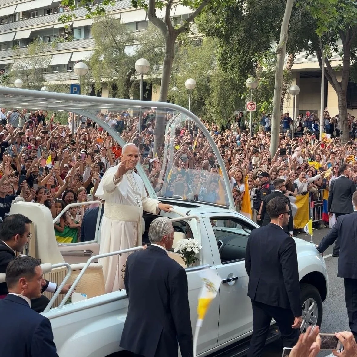 Crowds react to Pope Leo XIV’s arrival to Barcelona