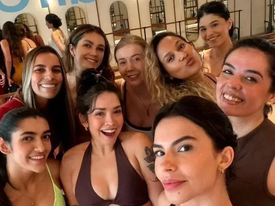 participantes do sentimental clube após uma aula de barre na cidade de são paulo. mulheres sorrindo e posando para uma foto em um ambiente interno.