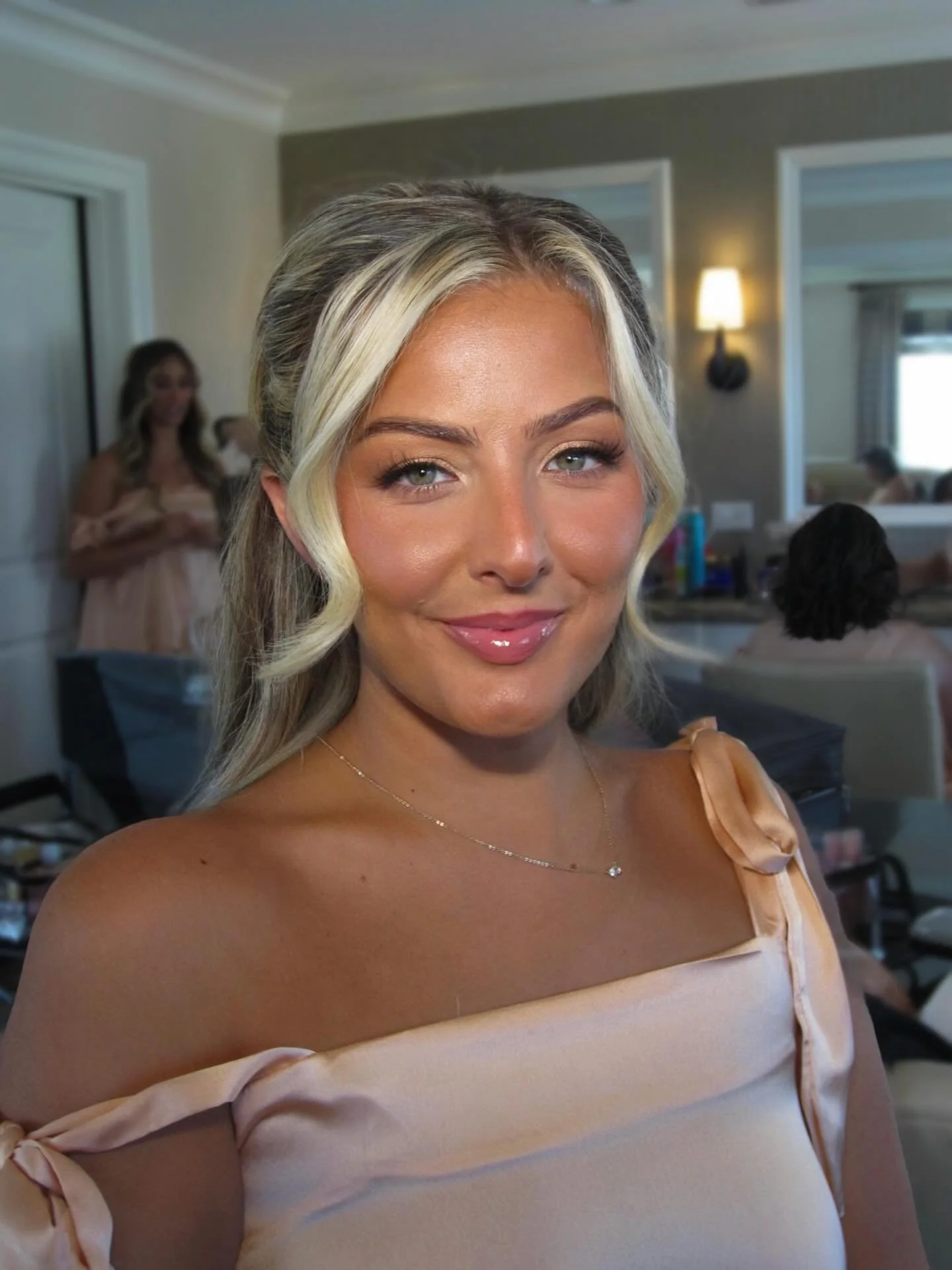 a high quality, natural glam paired with my signature long lasting glow &amp; a half lash? 😮&zwj;💨 

@artistrybysky 
booking by @carolynsmakeupartistry 

⚡️march appointments open feb 1st
⚡️feb has only one saturday left (28th)
⚡️2026-2027 weddings