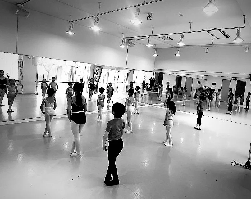 ・

５番はきれいに。

...............................................................................

身体から、綺麗を育てる。

姿勢・所作・身体の使い方から、
一目置かれる佇まいを。

&ldquo;活きるセンス&rdquo;を丁寧に育てていきます。

空気まで含めて、子どもたちの育つ場所でありたい。

［体験レッスンのご案内はプロフィールリンクより］

info@joliangeballetstudio.c