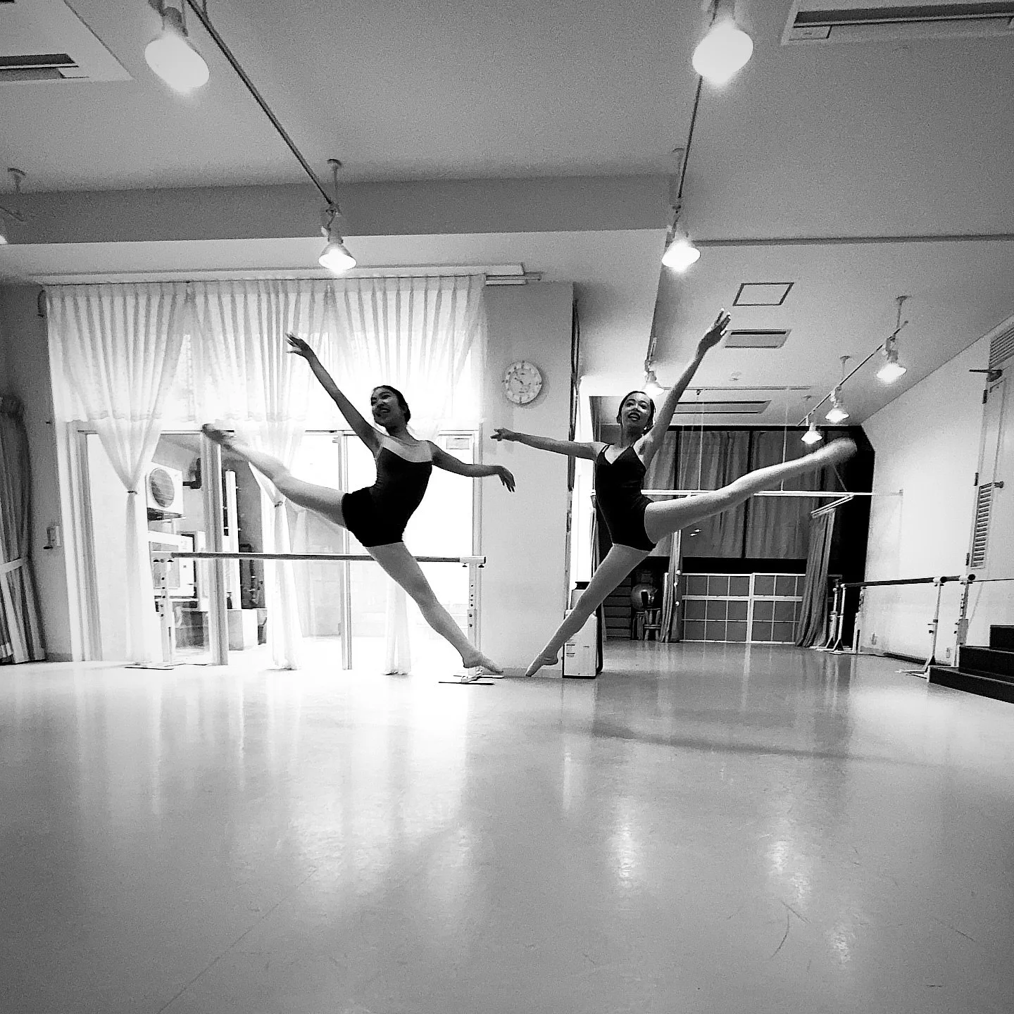 ・
優れた芸術、優れた文学、優れた音楽....
これに触れて、触れ抜くことによって『質』の知覚が生まれます。
『質』と『質』との微妙な差異を感じ分ける力も
人間の中に目覚めさせ、磨き上げることができます。

ミヒャエル・エンデ『エンデと語る』より

..................................................
感性とは、

美しいものに心を動かされる力であり、

人を思いやる力であり、

自分で考え、選ぶ力でもあります。

だからこそ、

良い踊りを見て、