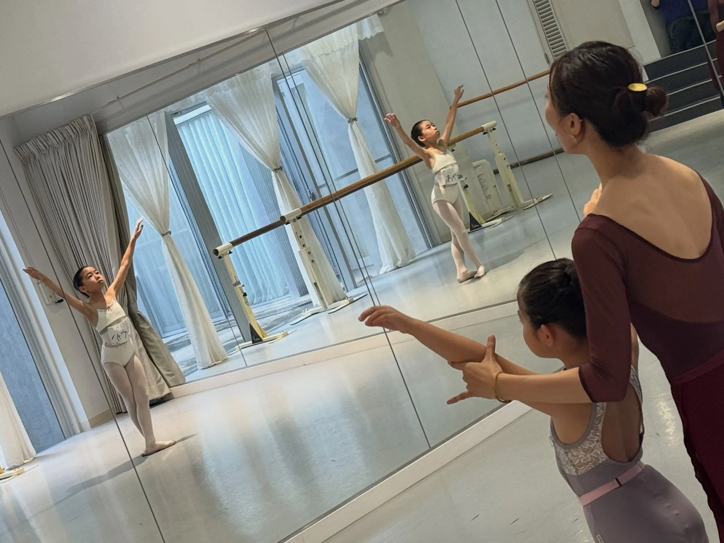 ・
Joli Ange Ballet Studio
Summer Seminar 2026｜DAY 1

スタジオでいつかやってみたかったことのひとつに、普段なかなか学ぶことのできないプロフェッショナルの先生方をお招きしてのセミナーがありました。

WSだとどうしても単発の意識が強くなってしまいますが、
セミナーとして、「子どもたちの学びの場であること」を何よりも大切にしたいと思い、長年温めてきた企画が今夏やっと形になりました。

Joli Ange Ballet Studioにて今年初開催とな