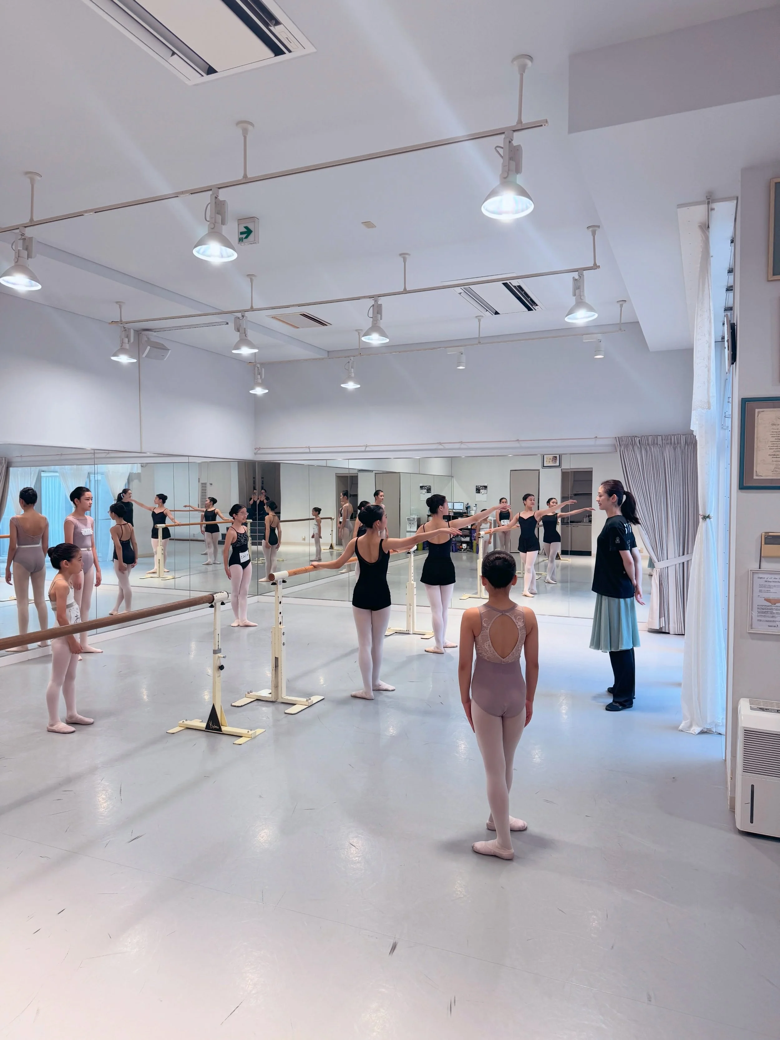 ・

Summer Seminar 2026｜Day 2

&ldquo;Classic &amp; Contemporary Class&rdquo; 編

Summer Seminar 2日目のレッスンの様子をお届けします。

2日目は朝からクラシック、ポワント、コンテンポラリー、そして上級生たちはPDDまで。

その合間には制作WSも挟み、盛りだくさんの一日となりました。

午前のクラシッククラスは、Girls Balletとして小学2年生から高校生までを奈々先生にご指導いただき、上級生た