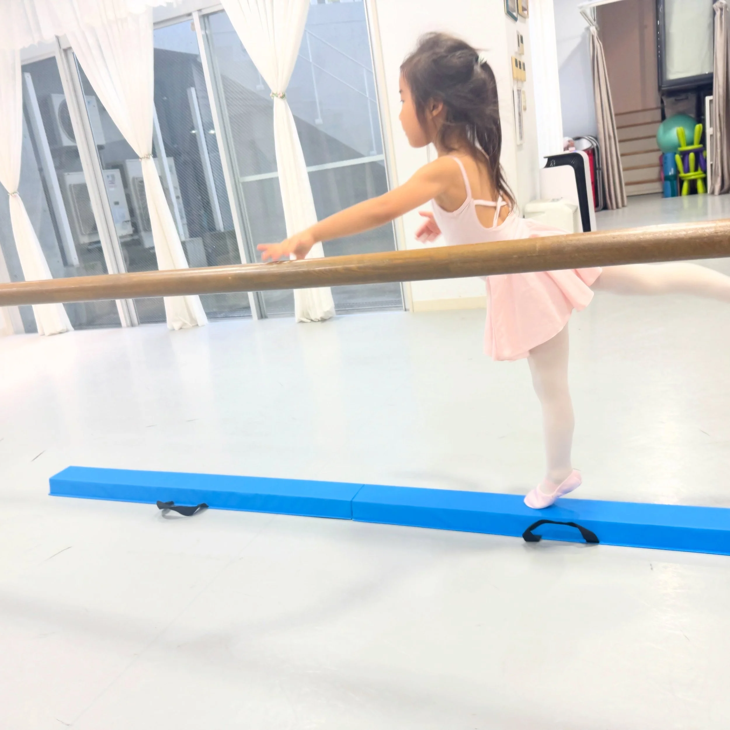 ________________

【Joli Ange Ballet Studio予科クラス・・3歳〜6歳】

身体から、美しさと感性を育む 最初の一歩。

最近の予科クラスではバレエのレッスンの中で
こどもたちが身体を使って楽しめるような
アクティビティを取り入れてレッスンを行っています。

平均台の狭い幅の上でパドブレをしたり。
アラベスクをしてみたり。
けんけんぱリングを使って片足ジャンプをしたり。
少し小さめのフラフープの中に向かって大きくジャンプをしたり。
トランポリンからソッテをし