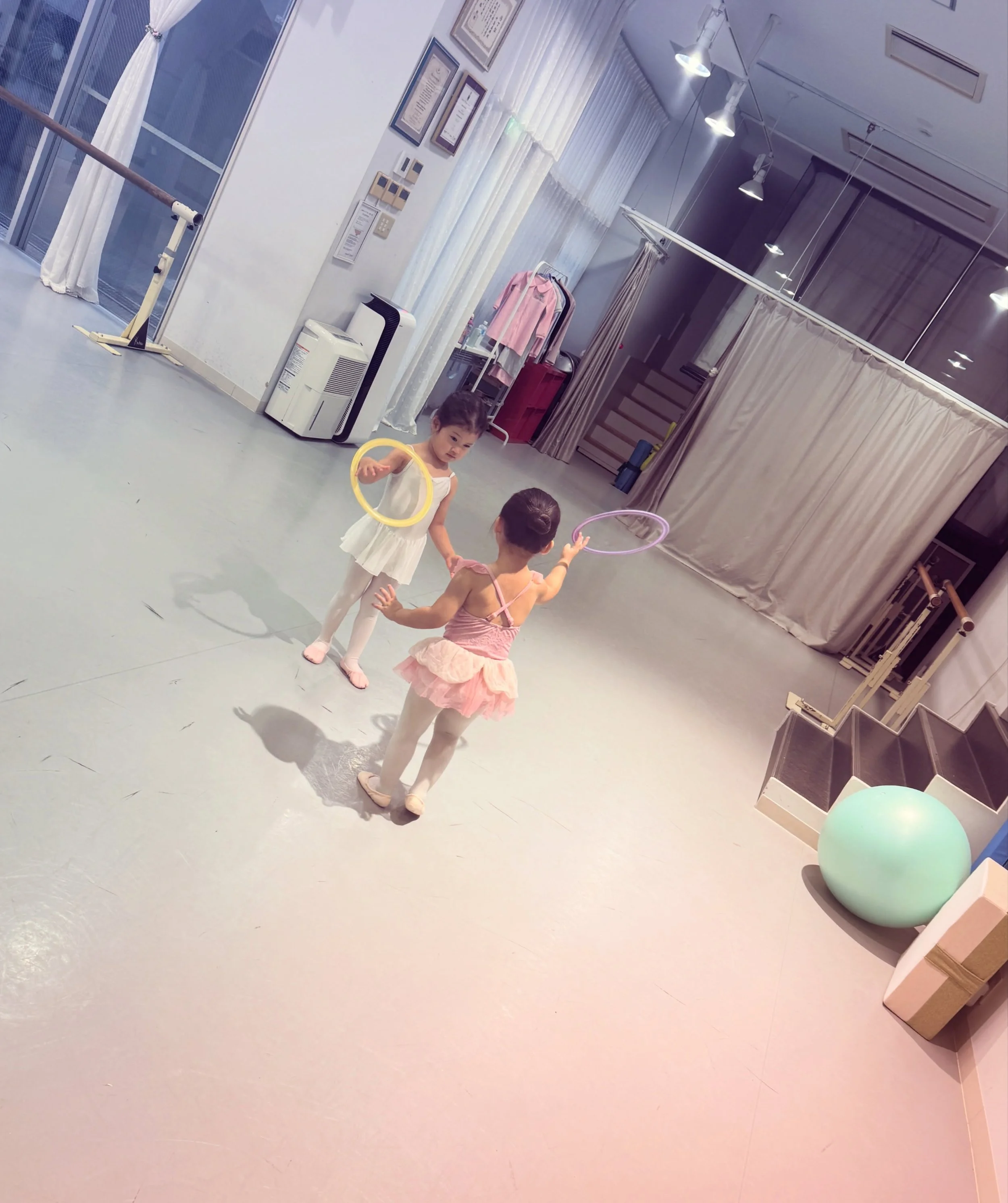 ・

【Joli Ange Ballet Studioが大切にしていること】

&ldquo;美しさを育む&rdquo;

美しさとは、踊りだけではありません。
姿勢、言葉遣い、人との関わり方。
日々の積み重ねの中で育まれる美しさを大切にしています。

...............................................................................

身体から、綺麗を育てる。

姿勢・所作・身体の使い方から、
一目置かれる佇まいを。
