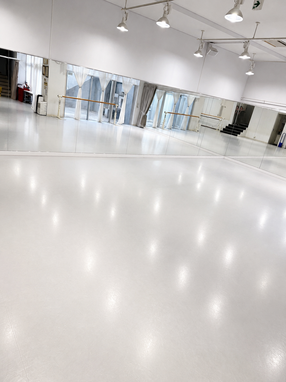 Harlequin Floorを設えたJoli Ange Ballet Studioのバレエスタジオ