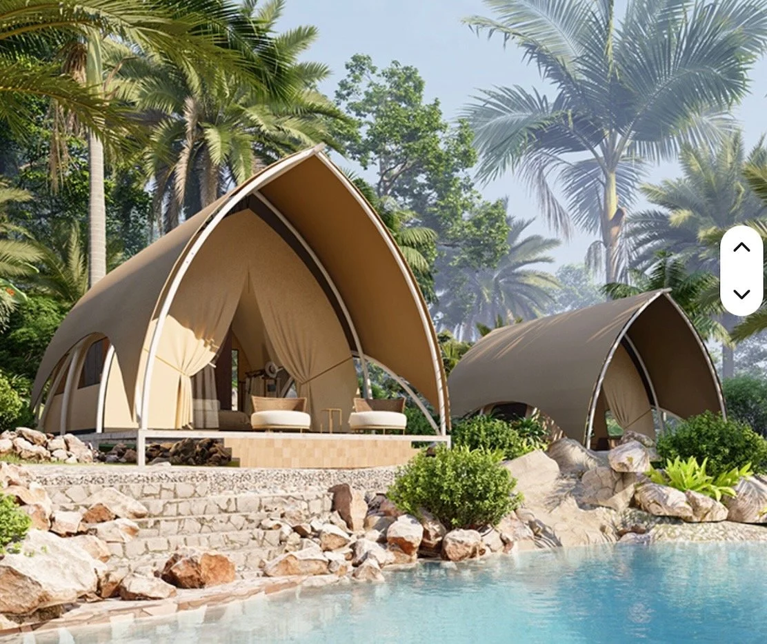 Tentes de luxe dans un environnement tropical avec palmiers, pierre et piscine.