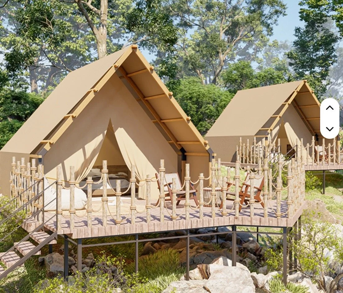 Deux tentes en bois en forme de cabines, situées sur une terrasse en hauteur entourée d'une rambarde en bois, dans un environnement naturel avec des arbres verts et des rochers.