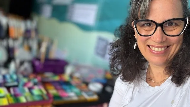 Hi I&rsquo;m Manu. 👋

Artist, designer, face painter &mdash; and the person behind Libellula Studio.

I&rsquo;ve spent most of my life making things, drawing things, designing things and finding increasingly elaborate reasons to surround myself with