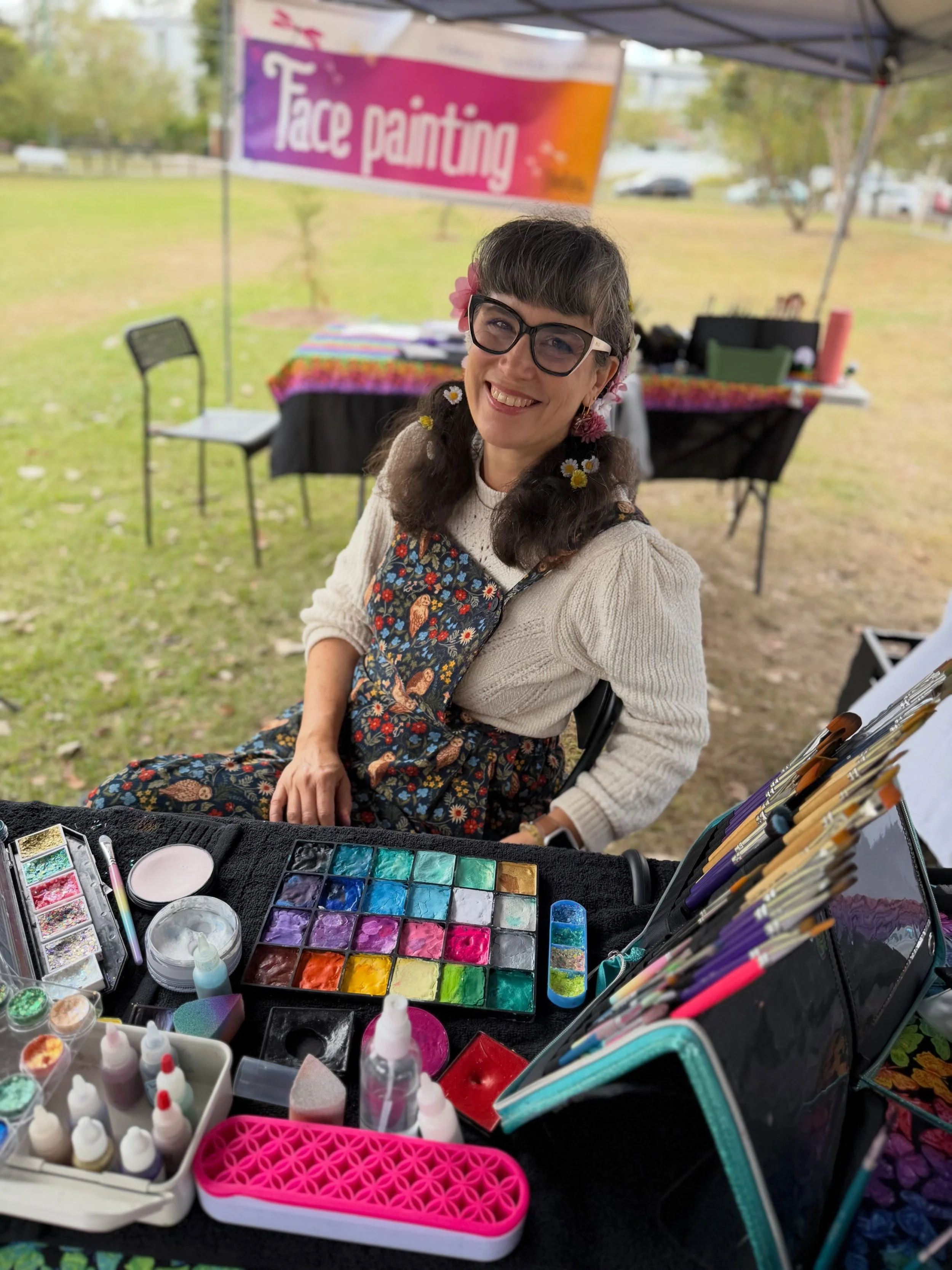 This weekend Libellula went our into the world!!

We had our first school fete on Saturday, and I had a team!!!

For weeks I have been working in putting together a menu of 12 designs selected for first-time face painters (that are also the kids top 