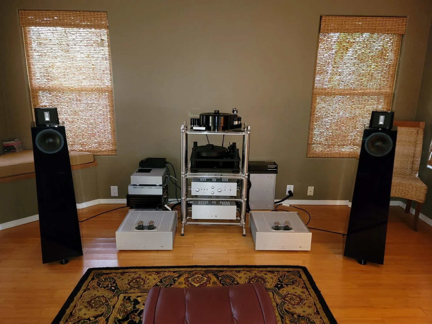 Berning Hi Fi One 211/845 OTL amplifier, SMC Hi Fi One Silver VRE 2 line stage, EnKlein cabling.