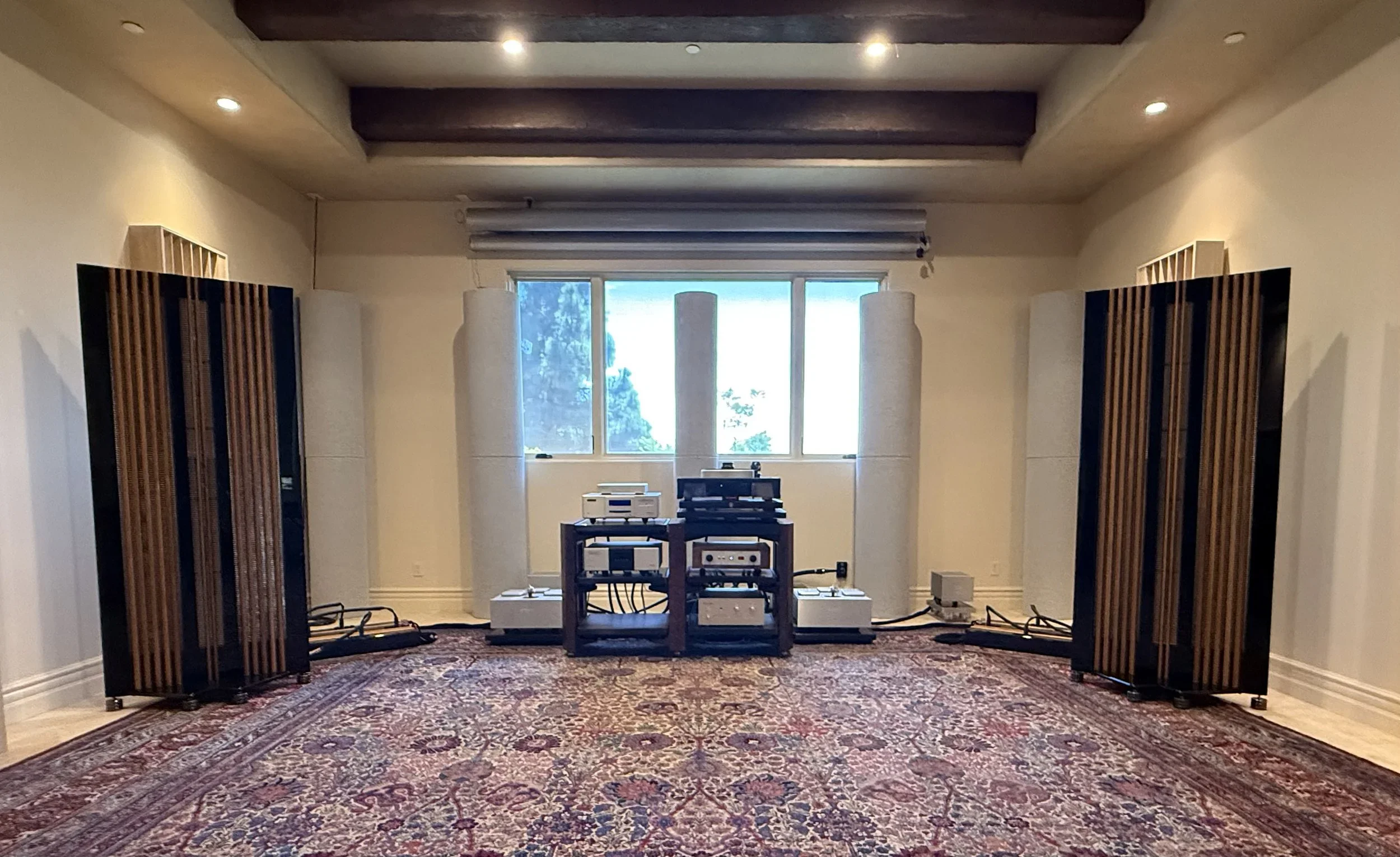 Alsyvox Raffaello speakers, Hi Fi One external Alsyvox crossover cables, Berning Hi Fi One Silver SET OTL, SMC Hi Fi One VRE2 line stage, Dohmann Helix 1, Kuzma Safir, Lyra Atlas SL, Robert Koda phono stage, emm digital, bespoke Hi Fi One HRS SET amp