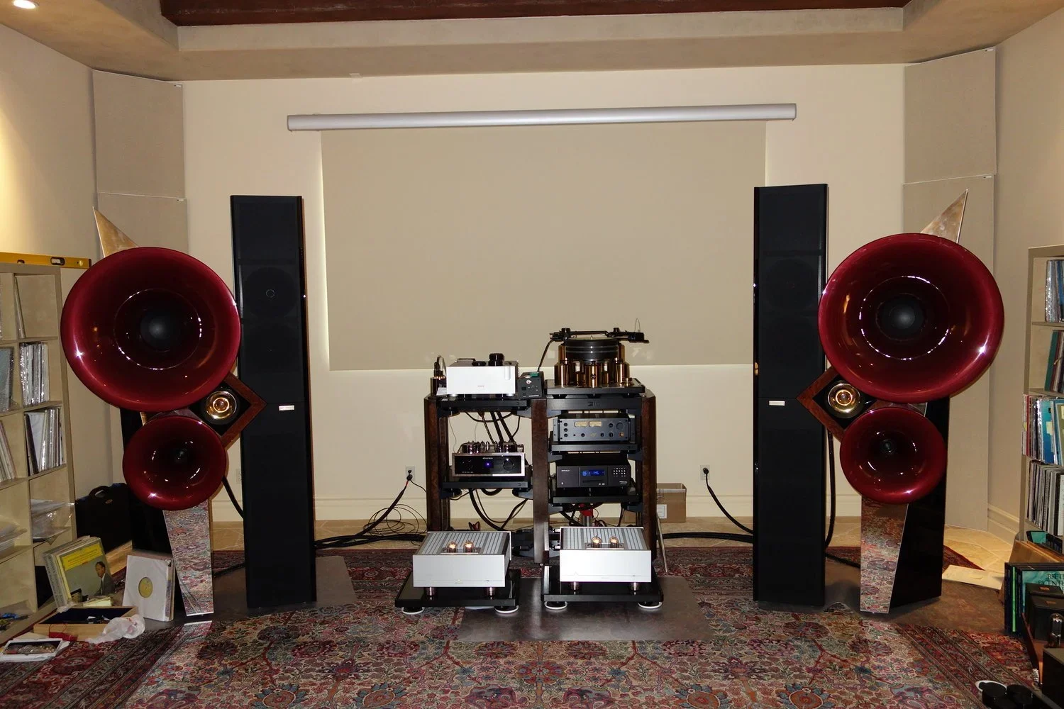 Berning Hi Fi One 211/845 OTL amplifier, SMC Hi Fi One VRE2 Silver line stage, emm digital, EnKlien cabling.