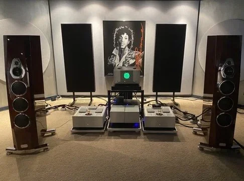 Tidal Akiras, Berning Hi Fi One Silver SET OTL, SMC Hi Fi One VRE 2 Silver line stage, EnKlein cabling, bespoke Hi Fi One HRS SET amp stands.
