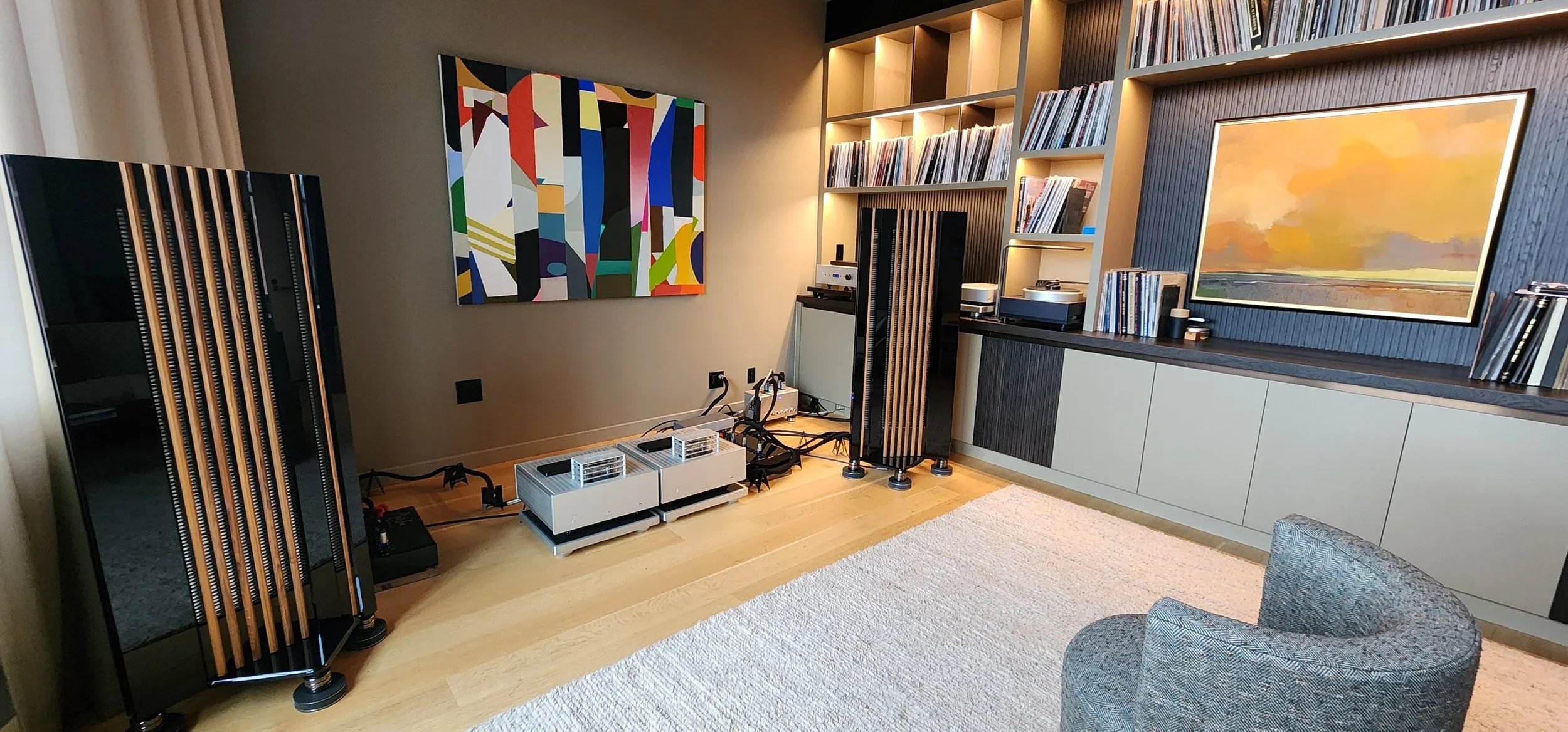 Alsyvox Tintoretto w/ X crossover + Robert Koda phono stage, Berning Hi Fi One 211/845 OTL + SMc Hi Fi One line stage, Hi Fi One external Alsyvox crossover cables, En Klein Sovereign power conditioner + Wm Eikos cable loom , Helix 1, Lyra Atlas, besp