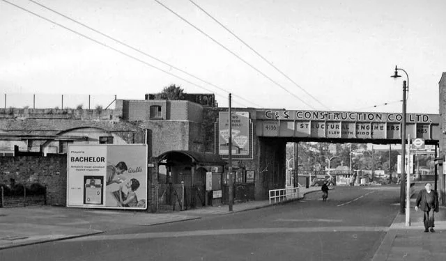 Black and white photo of Brentford Dock station, 1961, from London Road looking east. Ben Brooksbank / Brentford GWR Station (site) / CC BY-SA 2.0