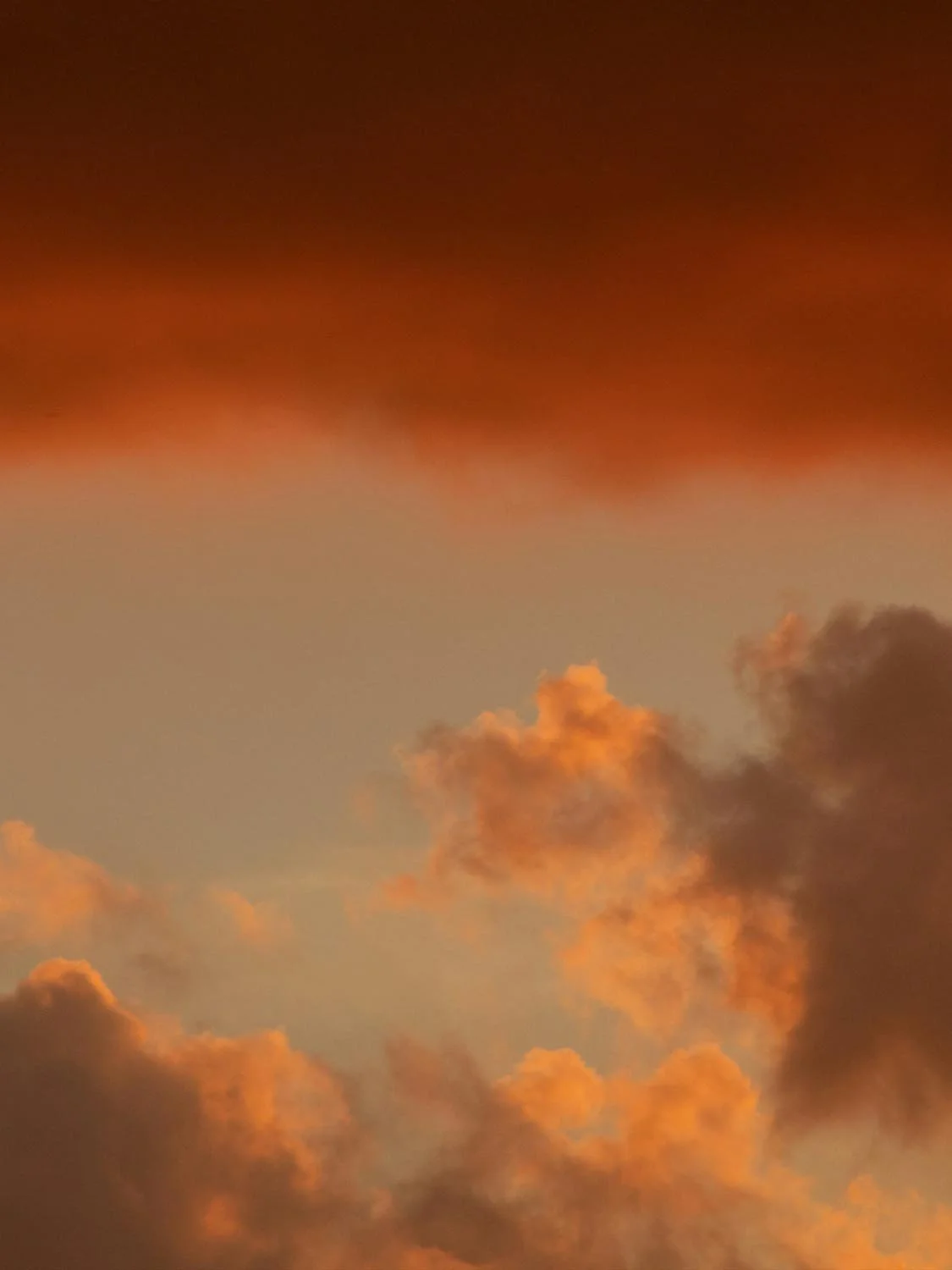 Orangefarbener Sonnenaufgangshimmel mit Wolken.