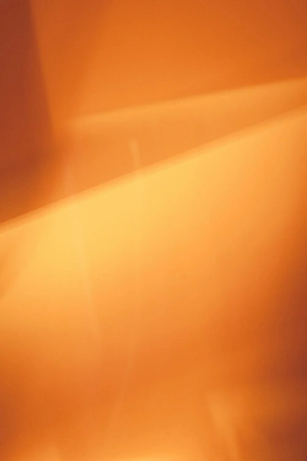 Abstraktes Bild in warmen Orangetönen mit verschwommenen Linien und Flächen.