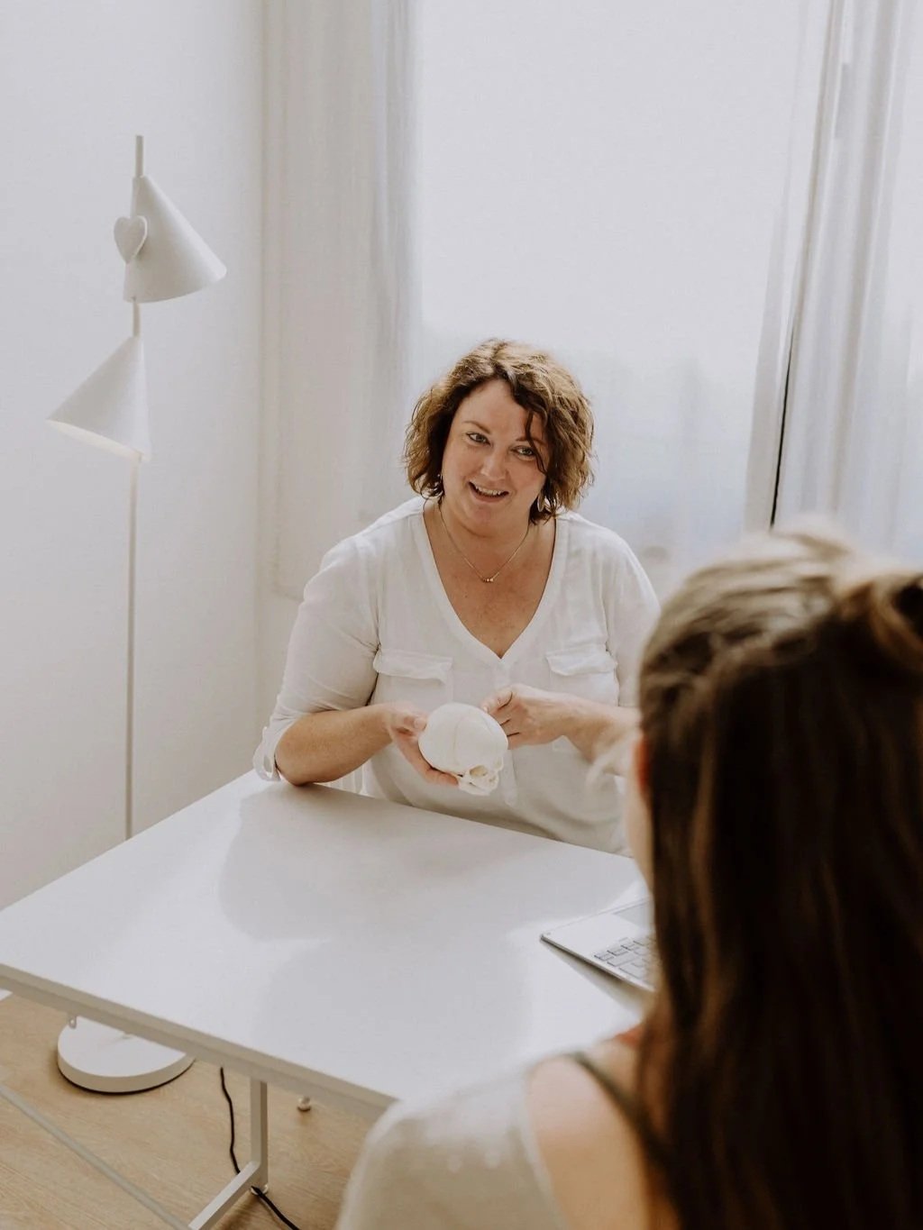 Frauke Köhlert erklärt Babyosteopathie anhand eines Säuglings-Schädelmodells.