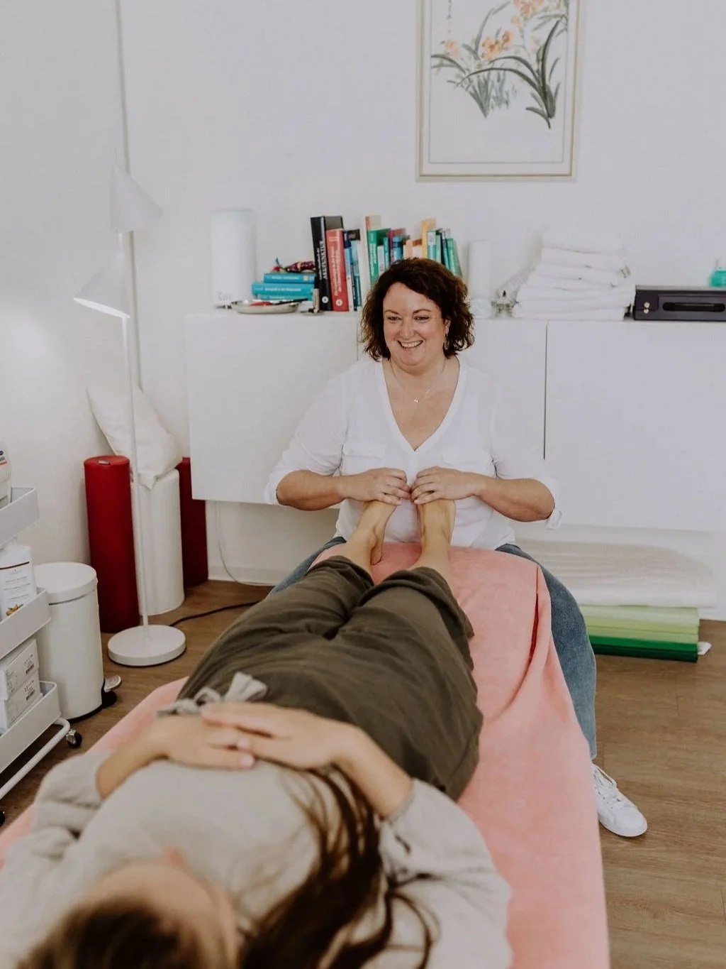 Frauke Köhlert lachend bei osteopathischer Fußbehandlung.