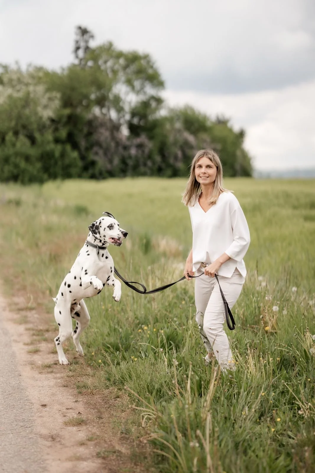 Laura Kather – Life Coach und Personal Styling Coach Nürnberg – spaziert mit ihrem Dalmatiner in der Natur bei Nürnberg