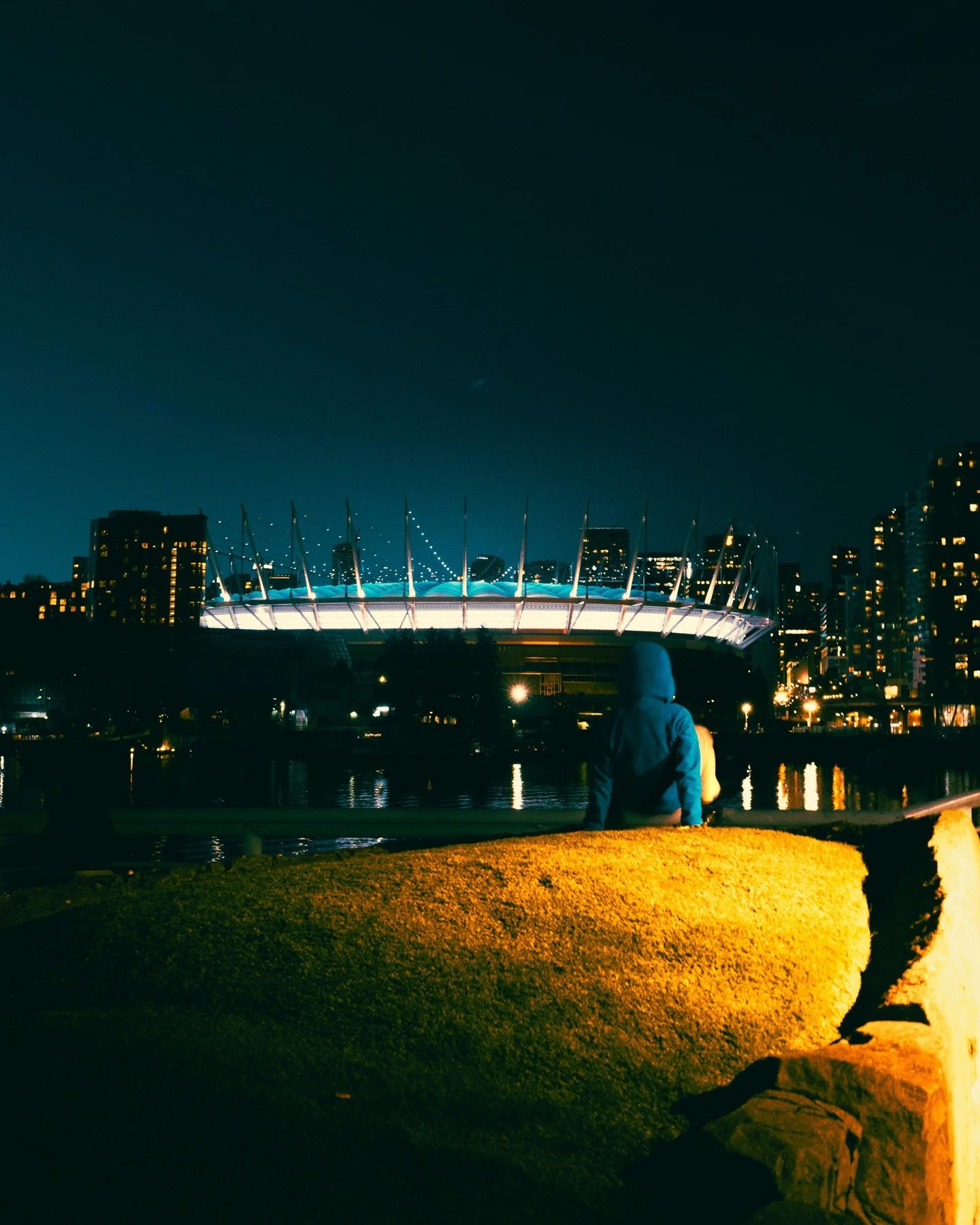 The boy with BC Place at night #bcplace#canada#bc#vancouver#vancity#vancityphotography#vancityphotograher#vancityphotos#604photography#604photographer#vancouverphotography#vancouverphotographer#海外フォトグラファー #vancouverdowntown #downtownvancouver #orange