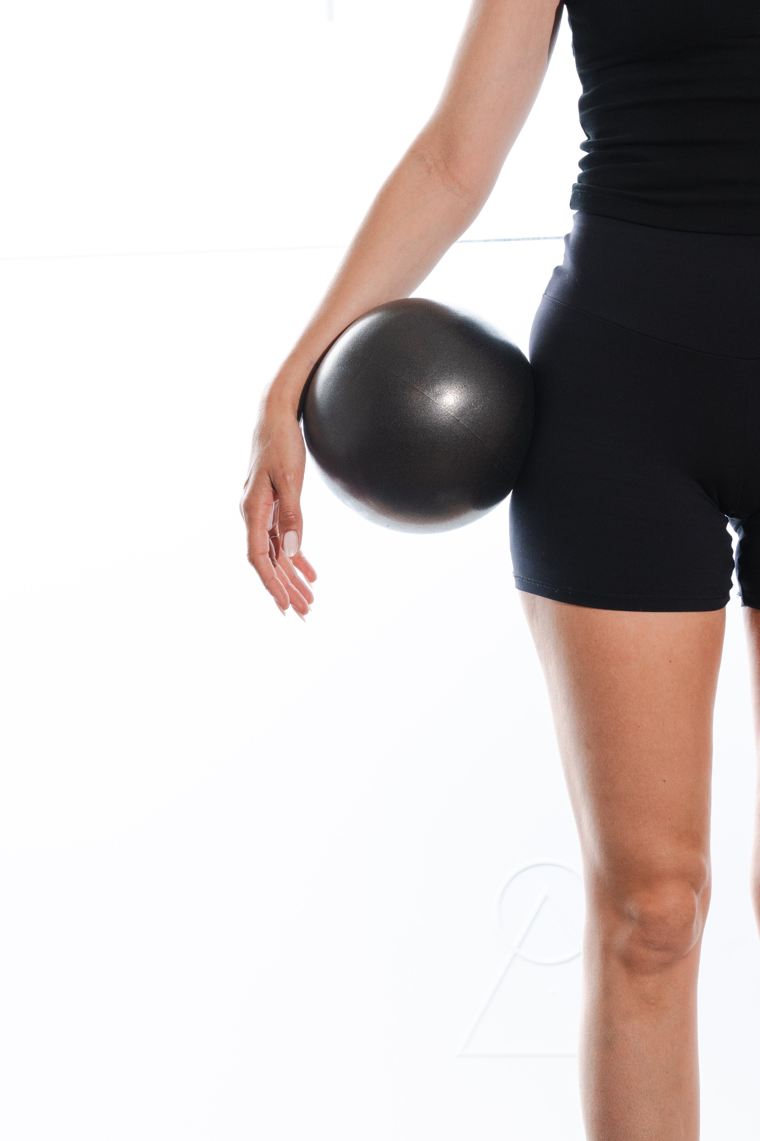 pilates met een softbal tijdens een sessie op de werkvloer