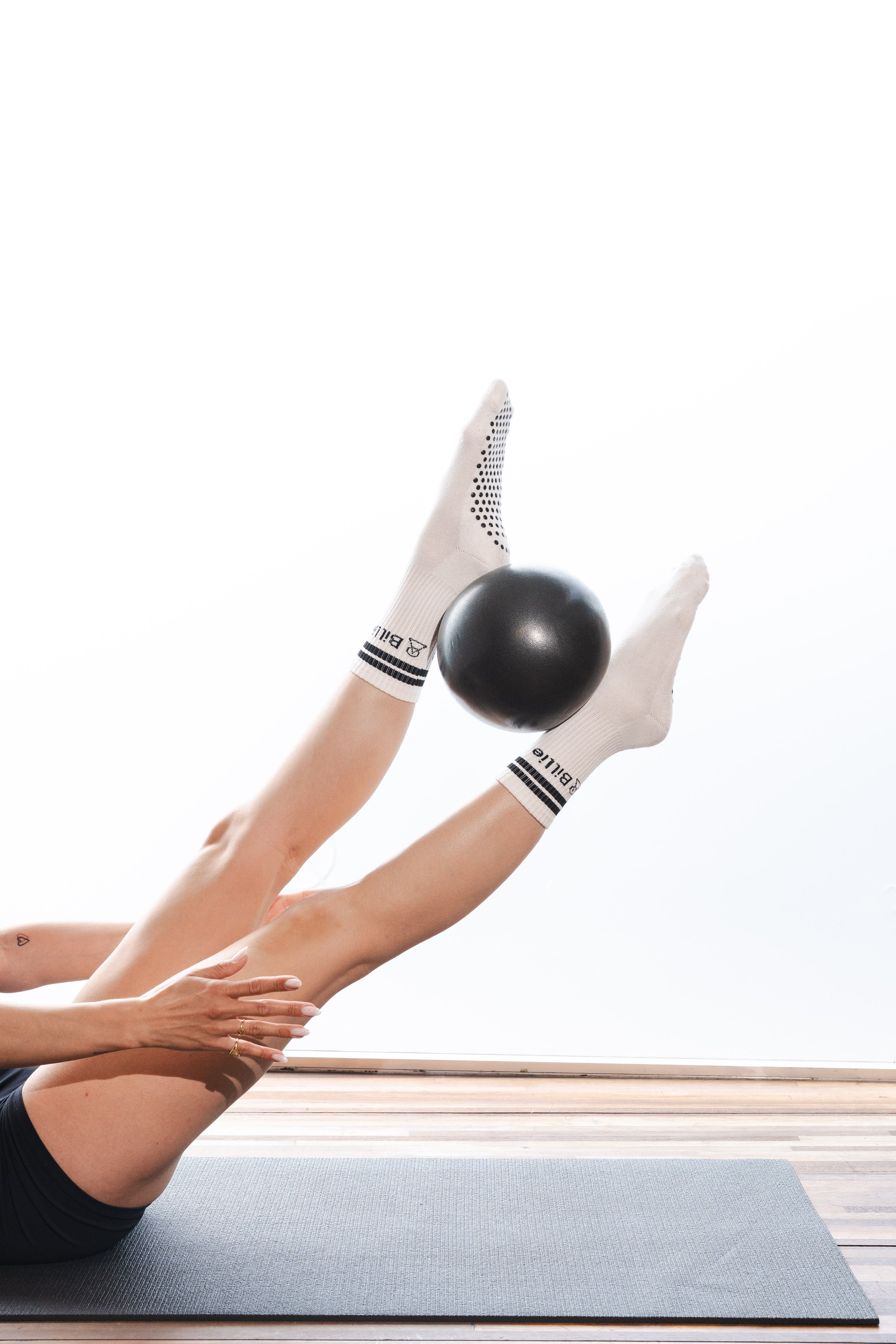 pilates oefening met dumbbell bij Billie Studio in Halle