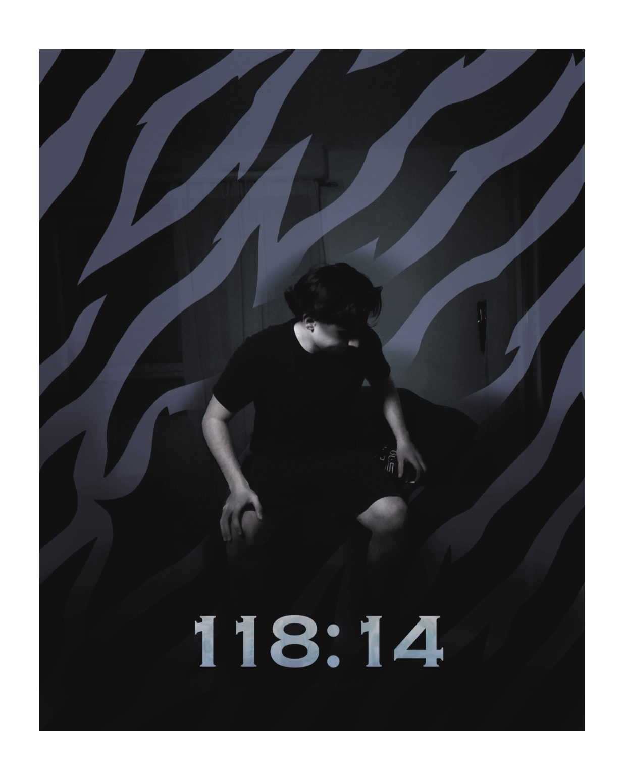 Une personne assise dans une pièce sombre, portant un t-shirt noir et une jupe. Il y a un motif de zèbre en noir et blanc en arrière-plan et l'heure 11:18:14 est affichée à l'écran.