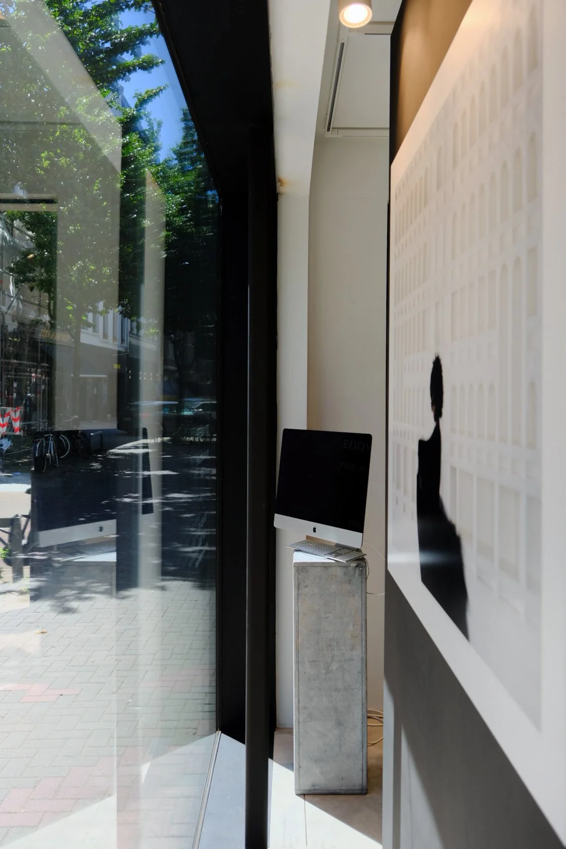 Interior architecture by Tom Naeyaert Architecture for a gallery space, featuring bespoke pedestals and integrated lighting.