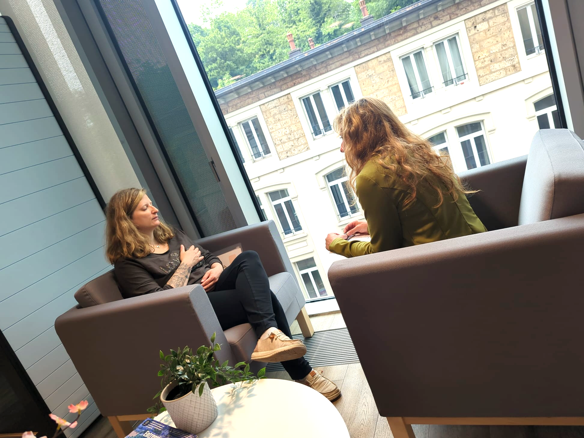 Séance avec une doula et une hypnothérapeute en exercice pratique lors de la formation d'hypnose naissance à Lausanne.png