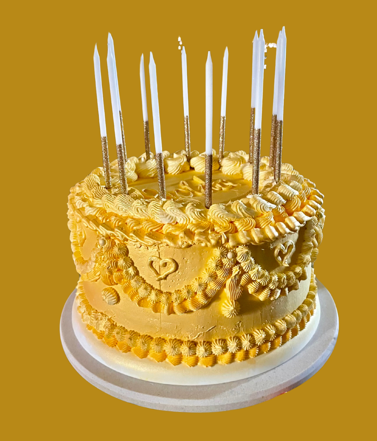 Black sesame cake
Black sesame butter cream
Golden vanilla butter cream