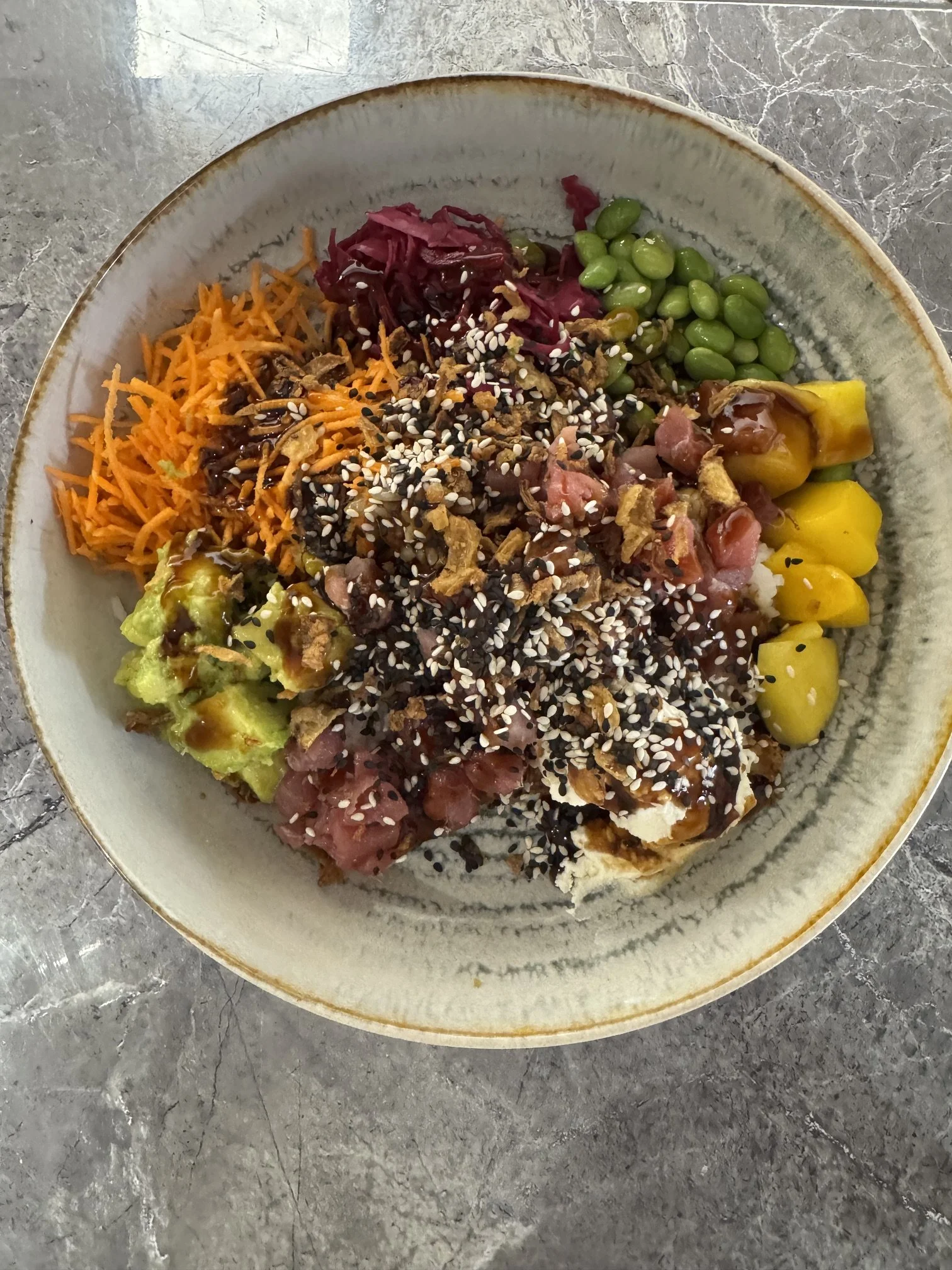 Poké Thon : riz, carottes, chou rouge, avocat, cream cheese, sauce yakitori