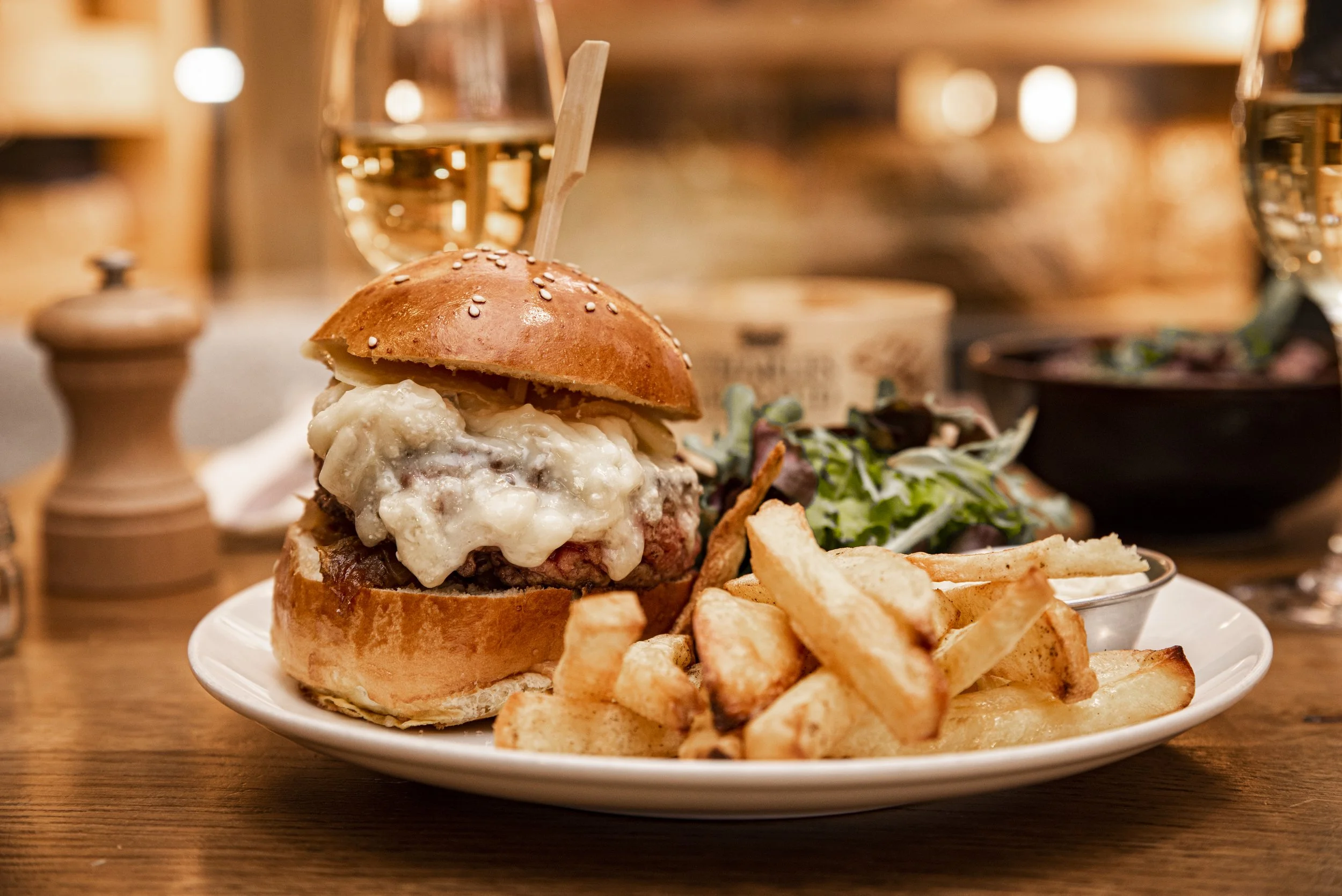 Assiette avec un burger, des frites et de la salade